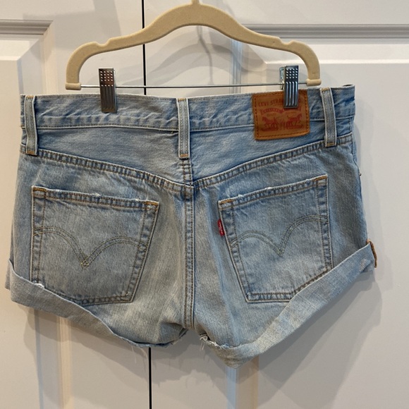 Levi boyfriend denim shorts light wash size 25 - Picture 2 of 4